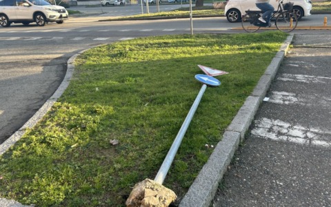 Cartello di precedenza abbattuto in Piazza Medaglie d’Oro: quando sarà sistemato?