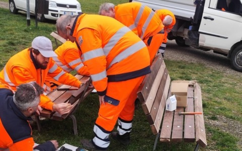 Cinquecento listelli di legno per il restauro delle panchine in città
