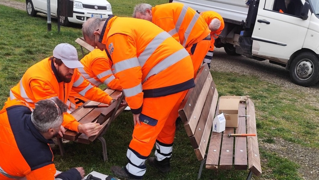 Cinquecento listelli di legno per il restauro delle panchine in città