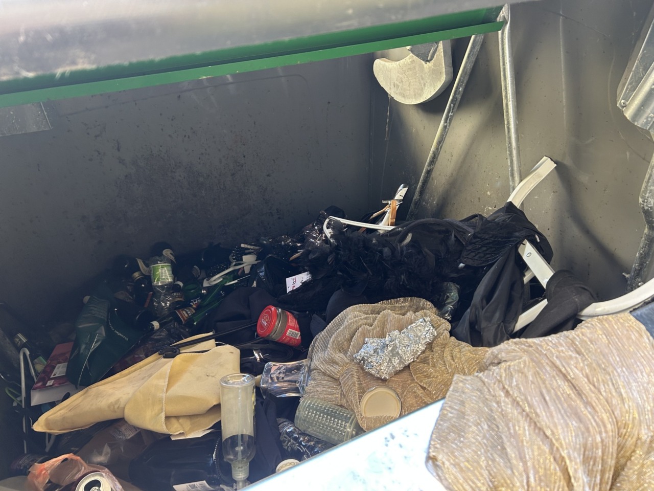 Continua il degrado: nel raccoglitore di via Santorre si getta di tutto tranne il vetro