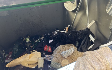 Continua il degrado: nel raccoglitore di via Santorre si getta di tutto tranne il vetro