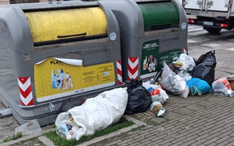 Corso Prestinari 209: rifiuti accumulati davanti ai cassonetti