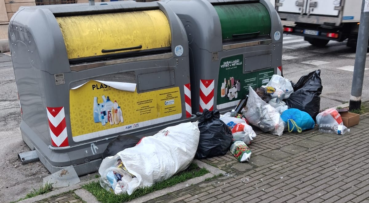 Corso Prestinari 209: rifiuti accumulati davanti ai cassonetti