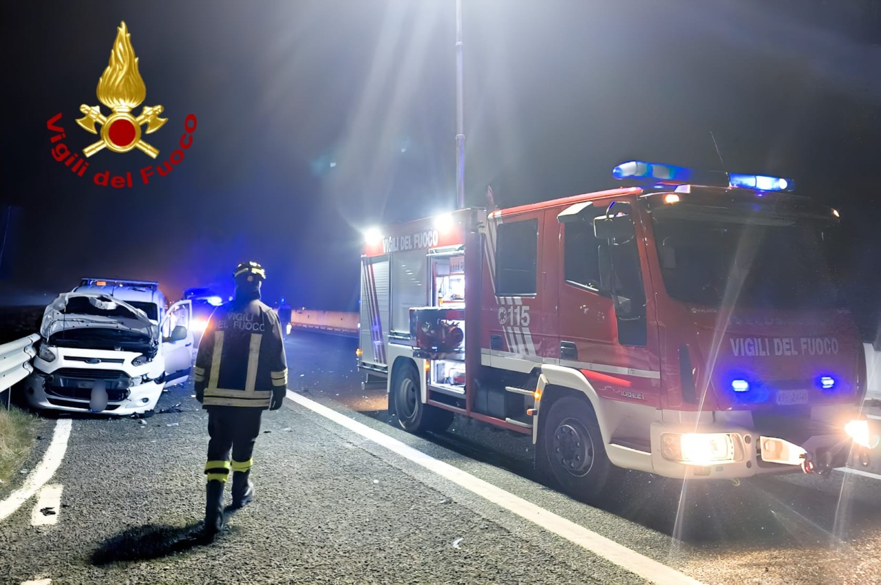 Incidente su A26: coinvolte cinque auto con due feriti