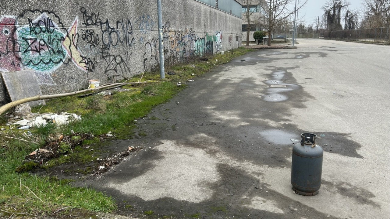 Inciviltà in corso Rigola: bombole del gas abbandonate in strada
