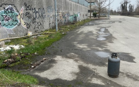 Inciviltà in corso Rigola: bombole del gas abbandonate in strada