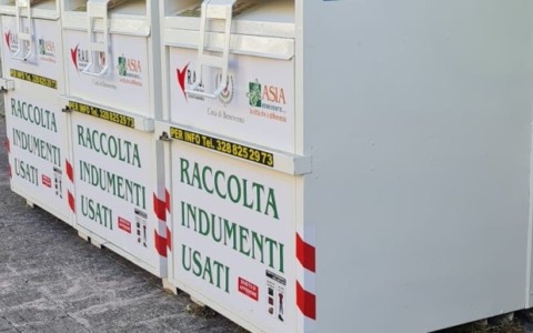 Santhià introduce nuovi contenitori per la raccolta degli indumenti usati