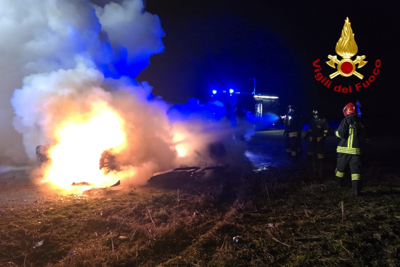 Vettura distrutta dalle fiamme sulla Provinciale 593