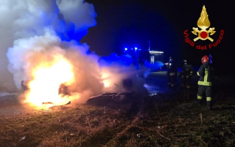 Vettura distrutta dalle fiamme sulla Provinciale 593