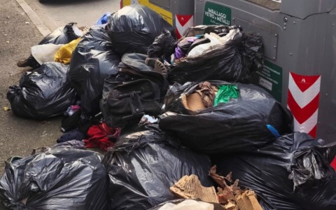 Abbandono di rifiuti: due sanzioni per trenta sacchi neri in città