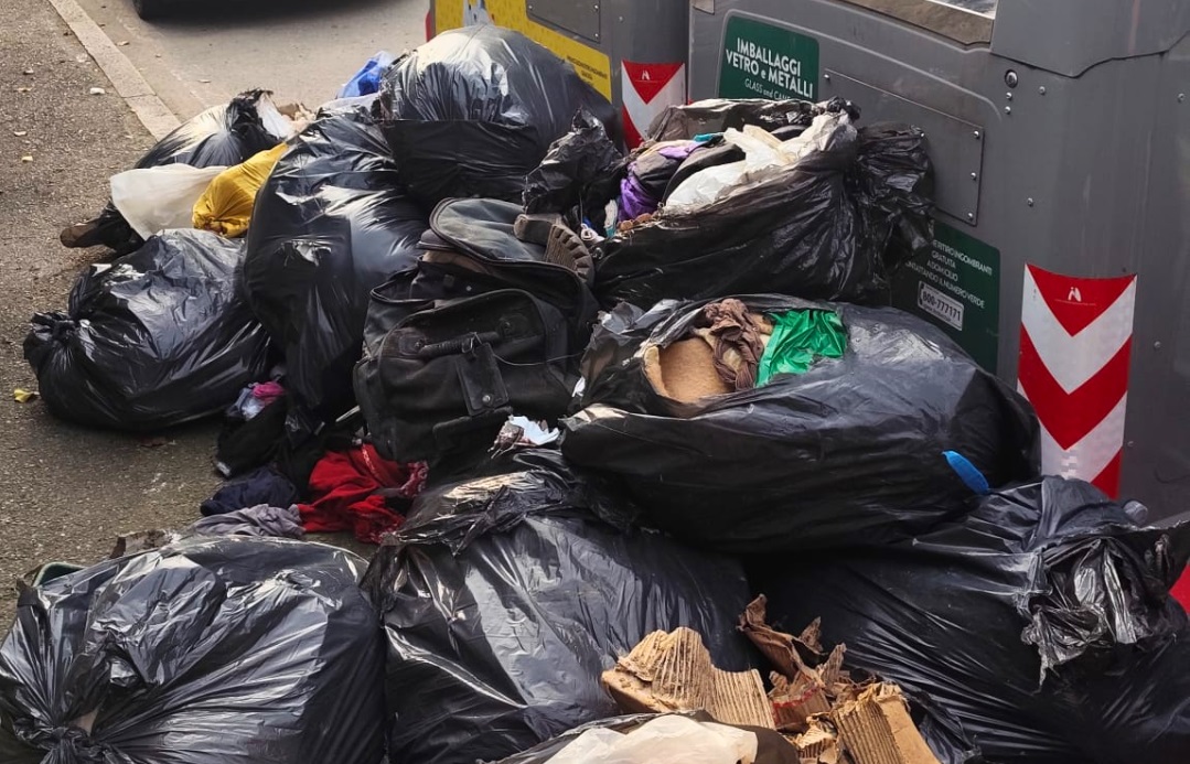 Abbandono di rifiuti: due sanzioni per trenta sacchi neri in città