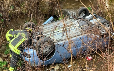 Auto ribaltata nel canale: intervento dei vigili del fuoco
