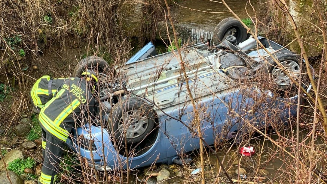 Auto ribaltata nel canale: intervento dei vigili del fuoco