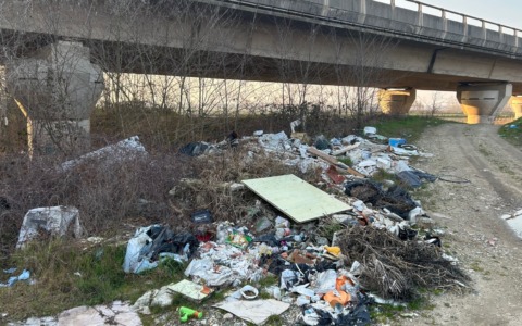 Discariche tra Vercelli e Prarolo: le istituzioni hanno abbandonato la lotta?