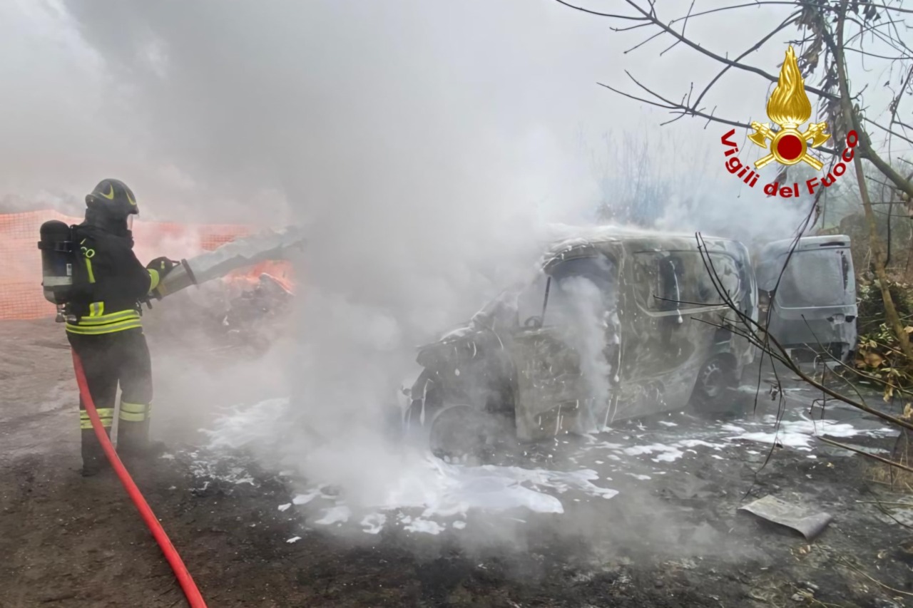 Furgone in fiamme lungo la SP 31bis