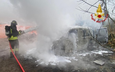 Furgone in fiamme lungo la SP 31bis