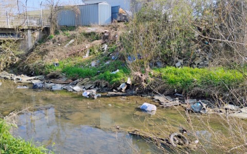 Il Cervetto trasformato in discarica abusiva: un disastro ecologico in via Trento