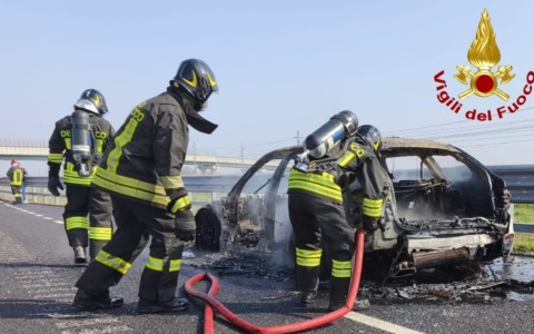Incendio di un’auto lungo l’A4: pronti i vigili del fuoco