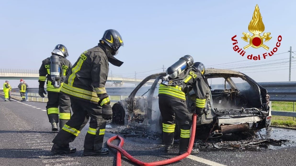 Incendio di un’auto lungo l’A4: pronti i vigili del fuoco