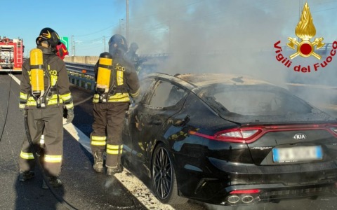 Incendio di un’autovettura sulla A4, intervento dei vigili del fuoco