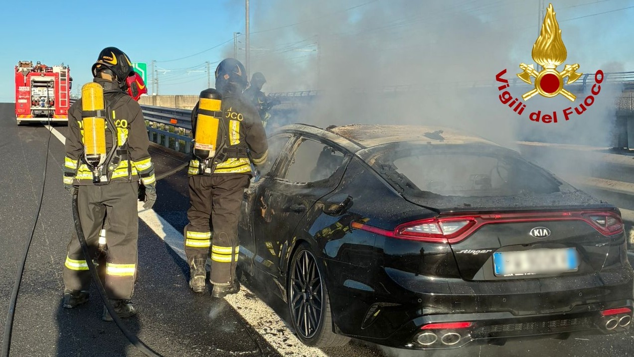 Incendio di un’autovettura sulla A4, intervento dei vigili del fuoco
