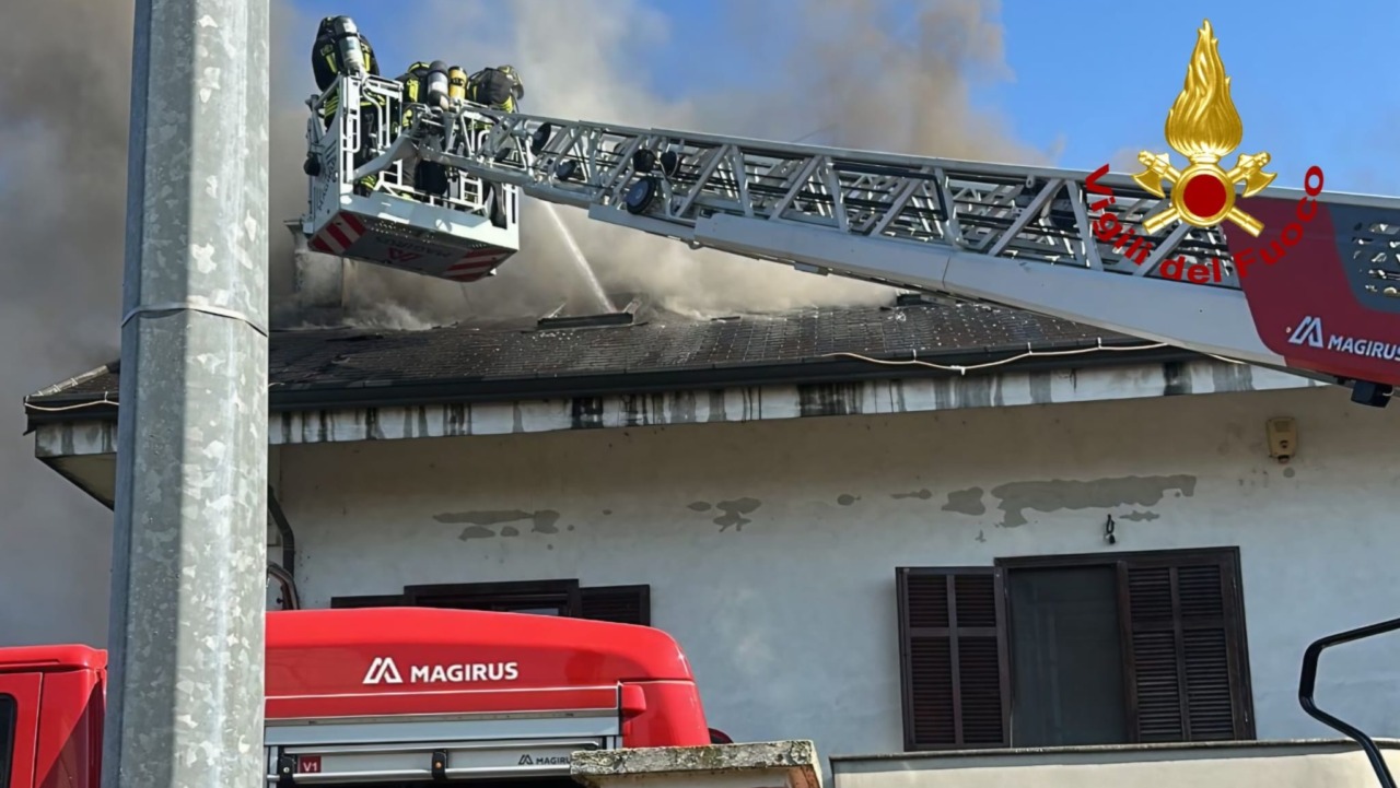 Incendio di un camino si propaga a tetto e mansarda a Crova