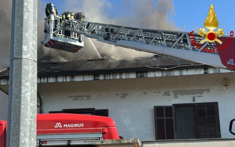 Incendio di un camino si propaga a tetto e mansarda a Crova