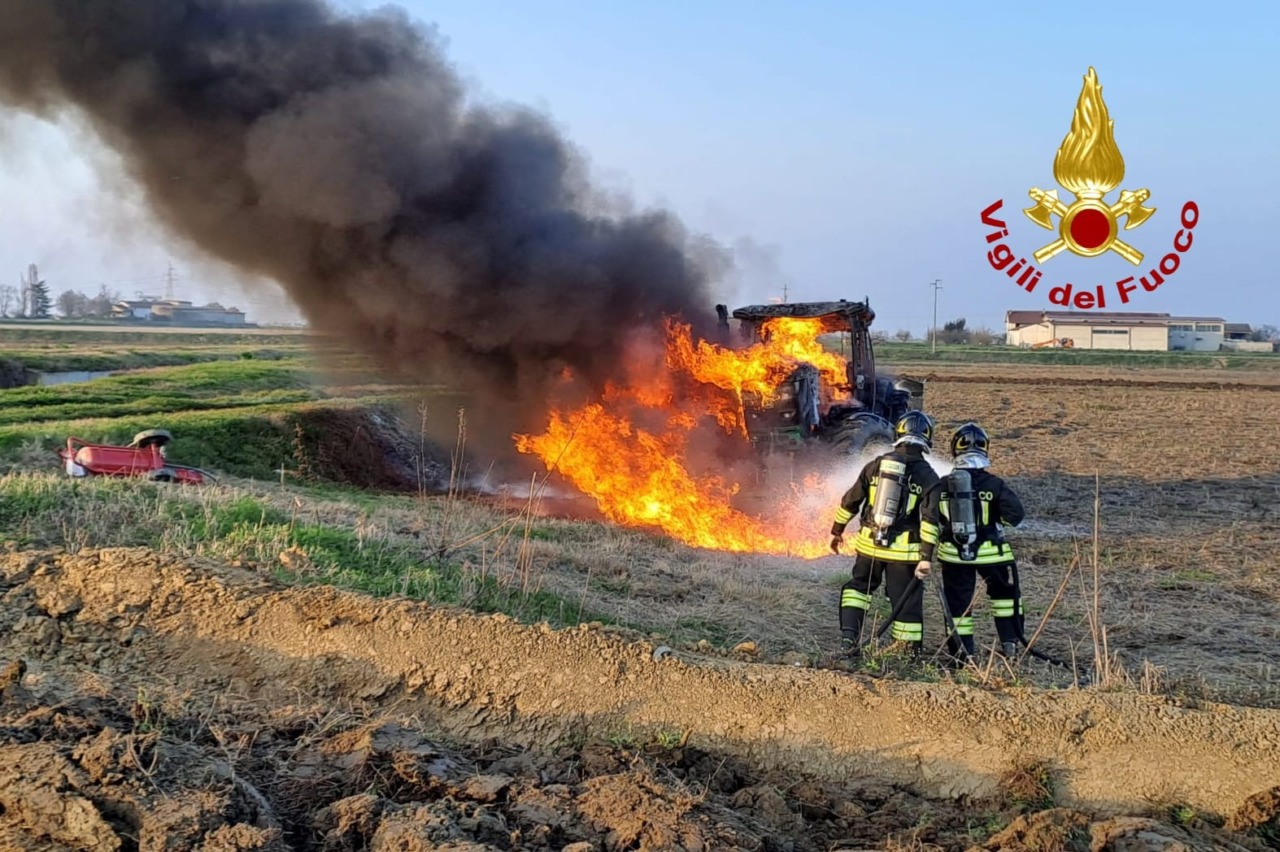 Incendio distrugge un trattore nelle campagne di Tricerro