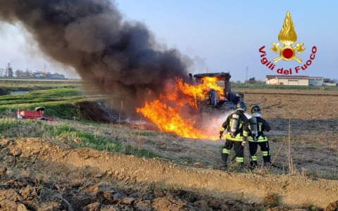 Incendio distrugge un trattore nelle campagne di Tricerro