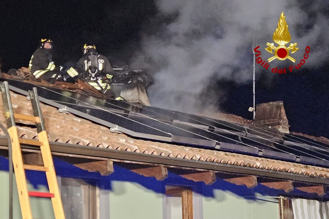 Incendio sul tetto a Livorno Ferraris