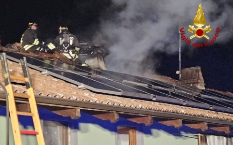 Incendio sul tetto a Livorno Ferraris