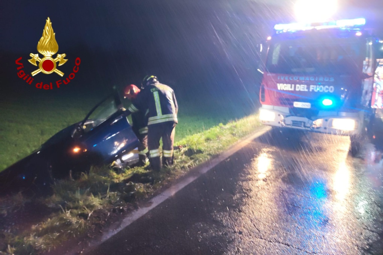 Incidente stradale a Crescentino: auto in bilico sul canale, intervento dei soccorsi