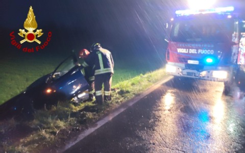 Incidente stradale a Crescentino: auto in bilico sul canale, intervento dei soccorsi