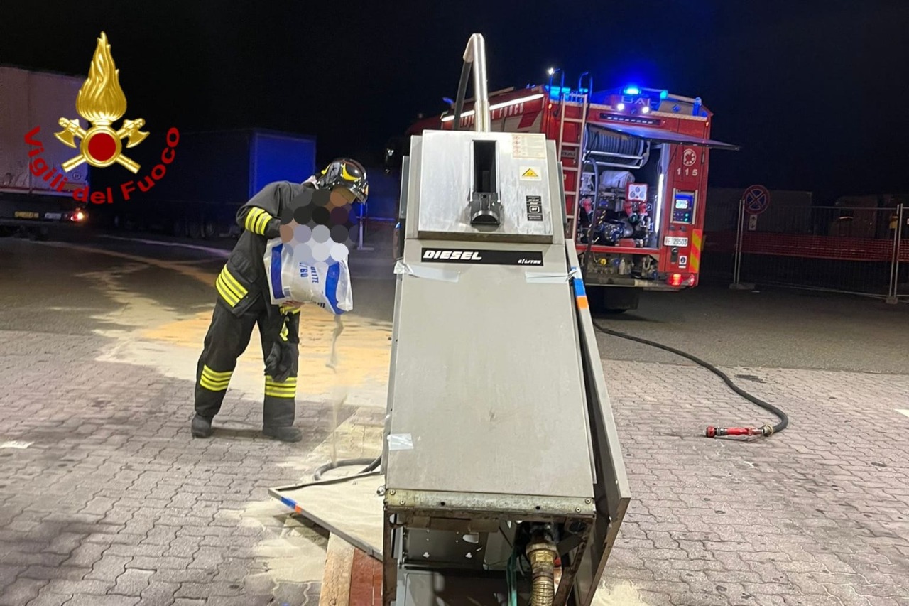 Incidente tra camion e pompa di carburante: Vigili del Fuoco sul posto