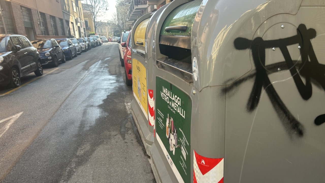 Inciviltà a Vercelli: latte di vernice nel cassonetto del vetro in via Santorre