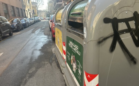 Inciviltà a Vercelli: latte di vernice nel cassonetto del vetro in via Santorre