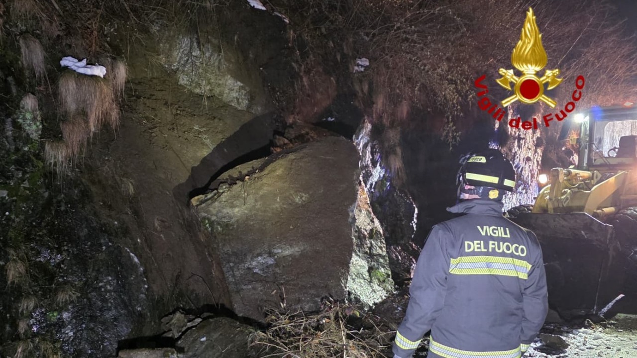 Intervento dei vigili del fuoco per caduta massi a Balmuccia