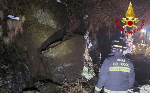 Intervento dei vigili del fuoco per caduta massi a Balmuccia