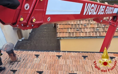 Intervento dei vigili del fuoco per un camino in fiamme