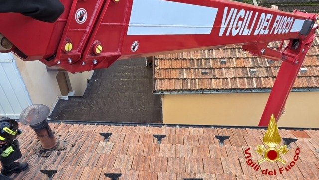 Intervento dei vigili del fuoco per un camino in fiamme