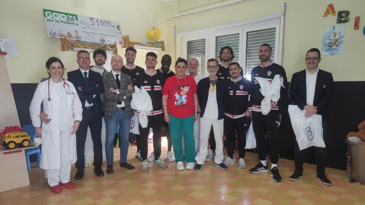 La Pro Vercelli porta le uova di Pasqua ai bambini della Pediatria del Sant’Andrea