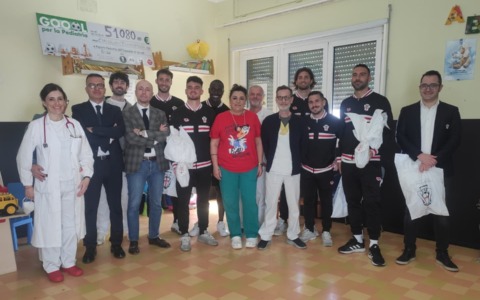 La Pro Vercelli porta le uova di Pasqua ai bambini della Pediatria del Sant’Andrea