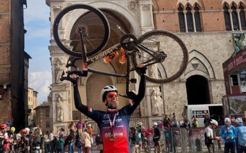 Massimiliano Muraro del Velo Club Vercelli brilla alla Granfondo Strade Bianche