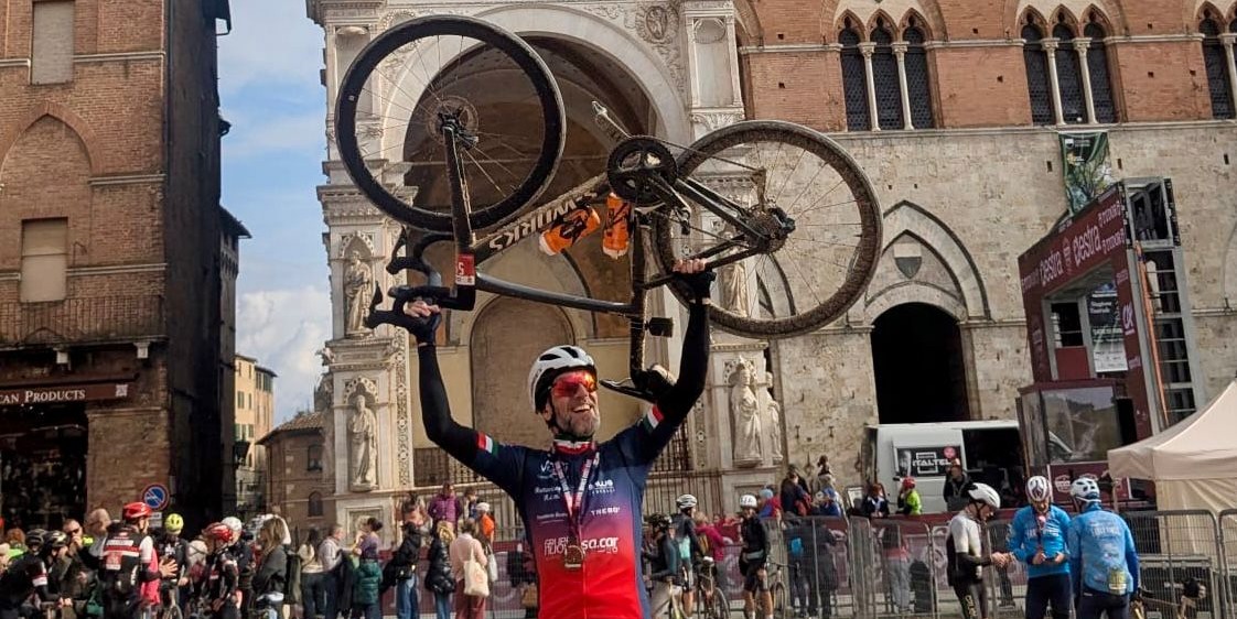 Massimiliano Muraro del Velo Club Vercelli brilla alla Granfondo Strade Bianche