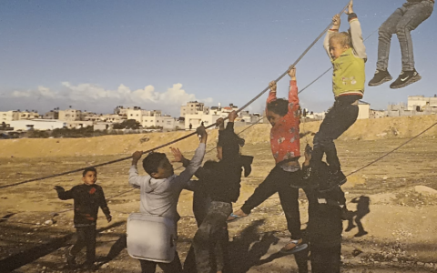 “Qui resteremo”: in piazza Cavour la mostra fotografica sulla guerra a Gaza il 28 e 29 marzo