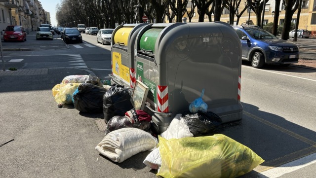 Rifiuti abbandonati in viale Rimembranza: i residenti chiedono interventi urgenti