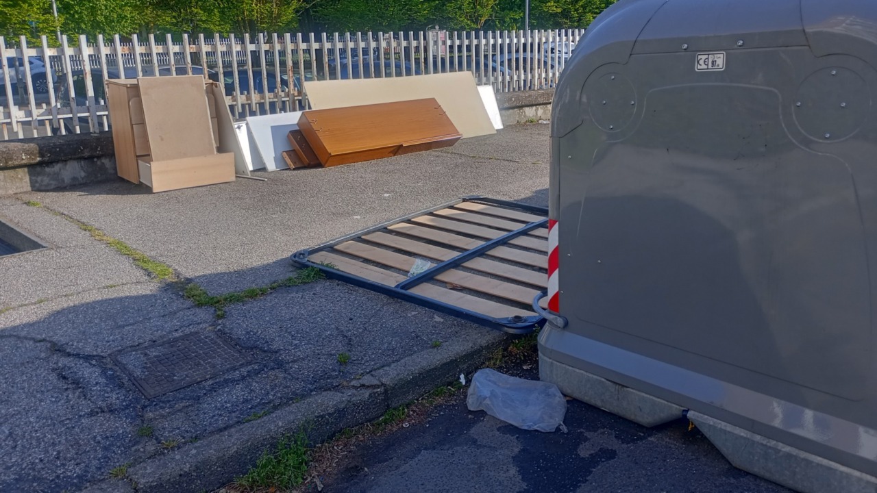 Abbandono rifiuti: una guerra quotidiana in città