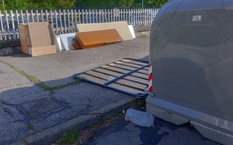 Abbandono rifiuti: una guerra quotidiana in città