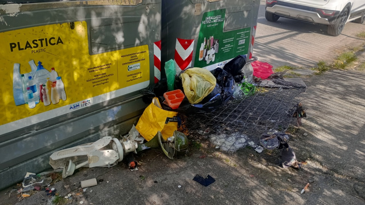 Cassonetti in difficoltà a causa di abbandoni illeciti