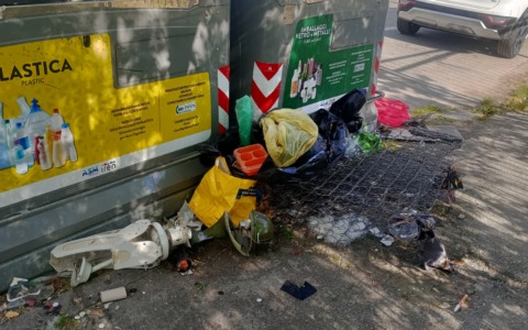 Cassonetti in difficoltà a causa di abbandoni illeciti
